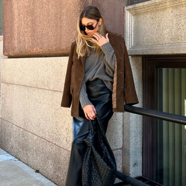 Así es la chaqueta de entretiempo que mejor sienta con vaqueros: efecto piel, color chocolate y pura tendencia por menos de 30 euros