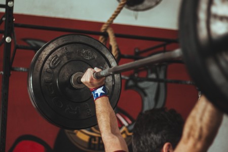 Si quieres perder peso sin sacrificar tu masa muscular, incluye entrenamiento de fuerza junto a la dieta