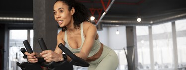 Esta bicicleta de spinning, compatible con plataformas de entrenamiento virtuales, tiene un descuento de casi 1.000 euros 