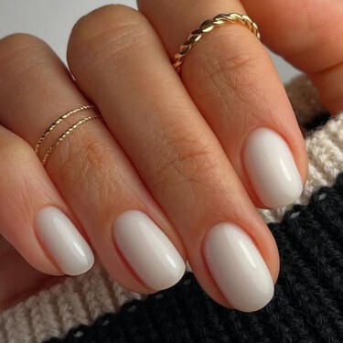 En 2026 las uñas se tiñen de color Cloud Dancer: seis manicuras en el tono más elegante de la temporada