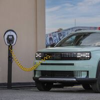 "No son tecnología punta". Carlos Tavares tiene una idea para convencerte de que los coches eléctricos de Stellantis son mejores: cables como los de las aspiradoras