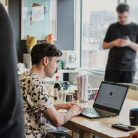 Están pasando dos cosas en España: el 63% de las empresas han subido los salarios y 900.000 empleados necesitan un segundo empleo