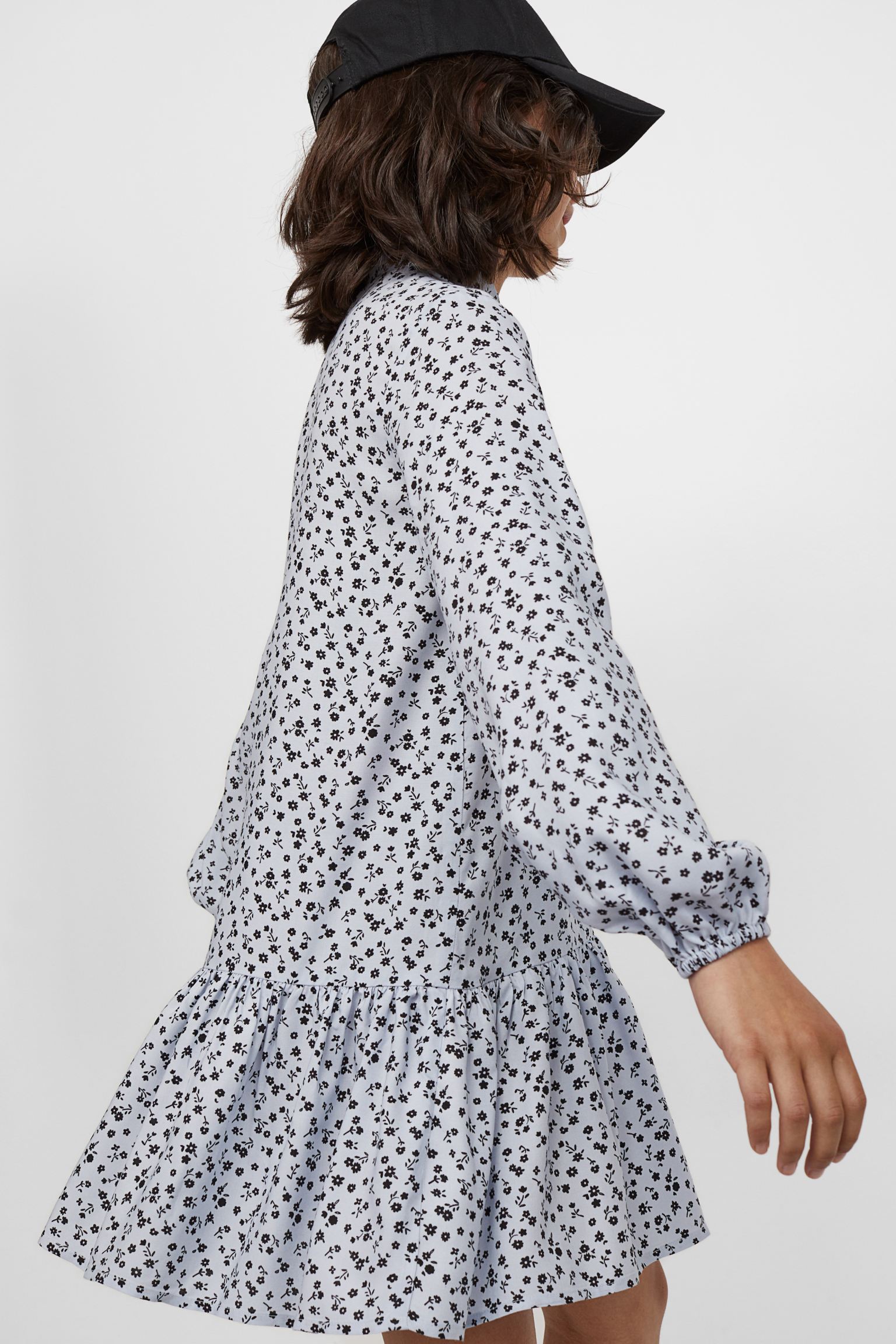 Vestido camisero en tejido ligero de viscosa con cuello y tapeta de botones, costura fruncida en la cadera y falda con vuelo.