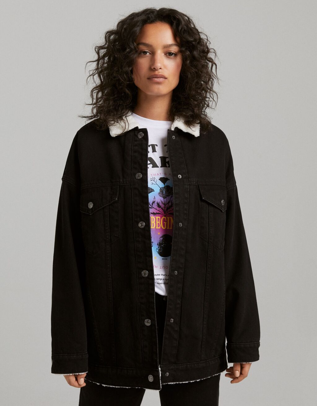 Cazadora denim oversize efecto borreguito