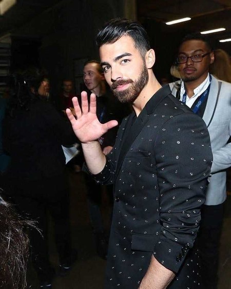 Gracias a Zara ya podrás conseguir el look de Joe Jonas en los Grammy sin gastar una fortuna