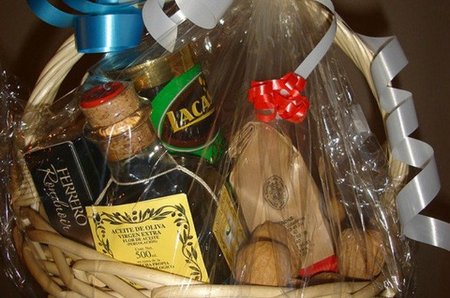 Torremolinos reparte ya sus cestas de navidad solidarias