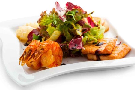 Cenas proteicas rápidas y fáciles: ensalada templada de salmón y langostinos (XVI)