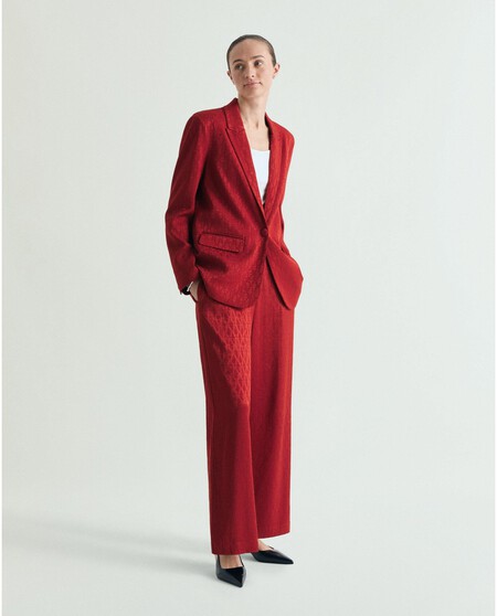 traje rojo