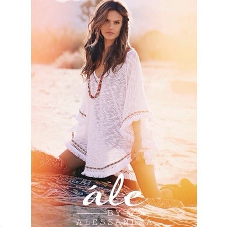 Cómo no va a vender ropa Alessandra Ambrosio, ¡con lo bien que le queda!