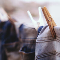 El truco definitivo para secar la ropa dentro de casa rápido y sin malos olores: un cubre tendedero con calefactor