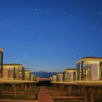 Parece una nave espacial, pero es una minicasa hecha en Galicia que se monta en horas y está llena de tecnología