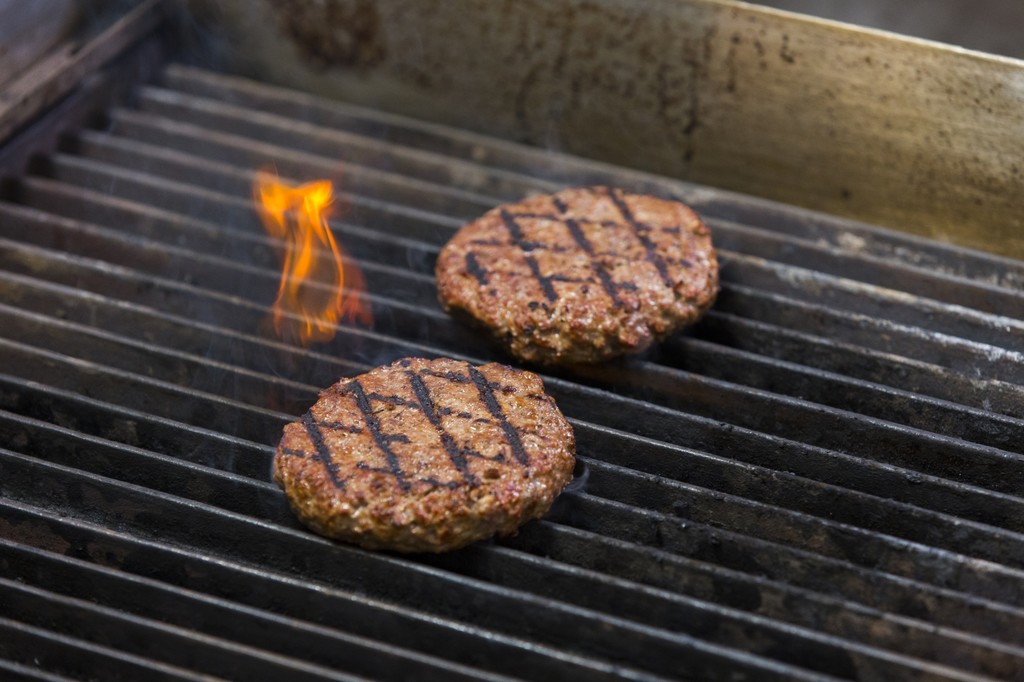 La nueva versión de la hamburguesa vegana que sangra es el invento tecnológico del año (y su creador trabaja ya en un chuletón)