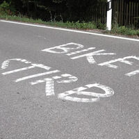 Los expertos coinciden: hacer pintadas en las carreteras contra los moteros es delito de odio y tiene penas graves