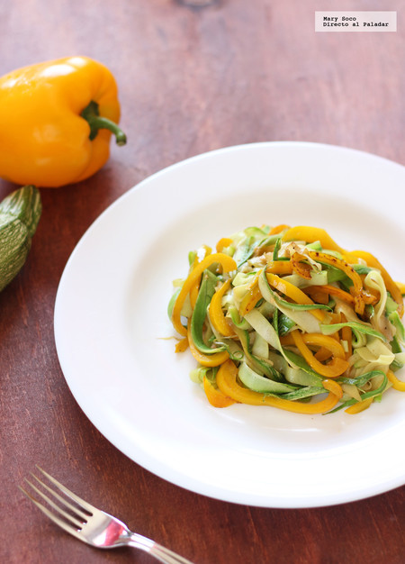 Noodles de calabacita con salsa de ajonjolí y cacahuate. Receta