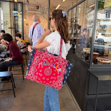Olvídate de las bailarinas, estas nuevas Skechers con estampado de cereza son el amuleto perfecto para las faldas fluidas este verano 