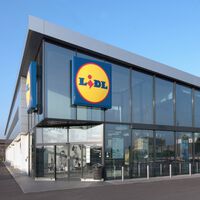 El foco solar que vende Lidl por menos de 6 euros: se instala fácil y te permitirá iluminar tu terraza o jardín a coste cero