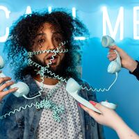 Llamadas con tres personas a la vez: la función olvidada en la época de las videollamadas