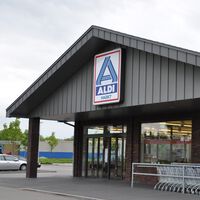 No son Skechers, pero este sábado 9 de mayo habrá colas en Aldi por estas sandalias de piel por menos de 15 euros