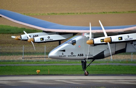 ¿Cuál es la mayor altitud que ha alcanado un avión propulsado con energía solar?