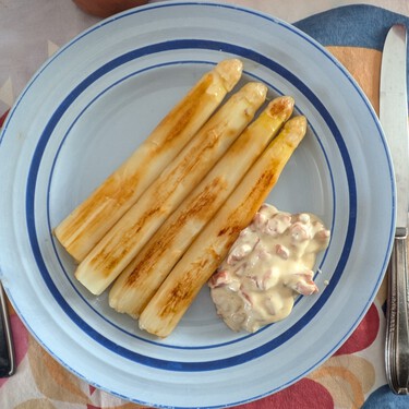 Espárragos blancos a la plancha: una receta facilísima y la salsa con la que triunfar siempre 