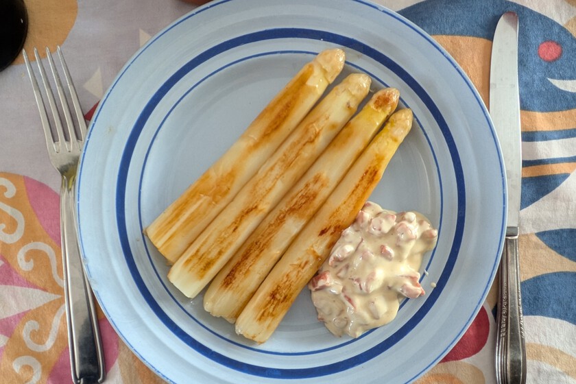 Espárragos blancos a la plancha: una receta facilísima y la salsa con la que triunfar siempre