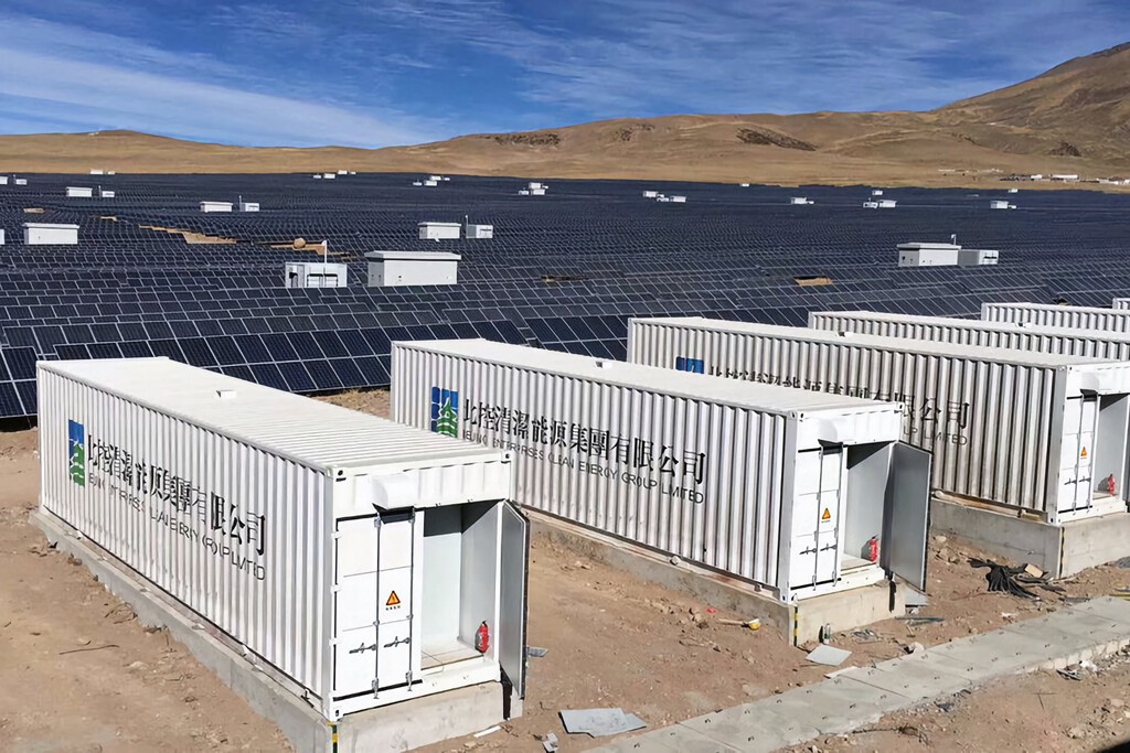 China fabrica más baterías que nadie. El problema: se acumulan junto a los paneles solares sin almacenar energía