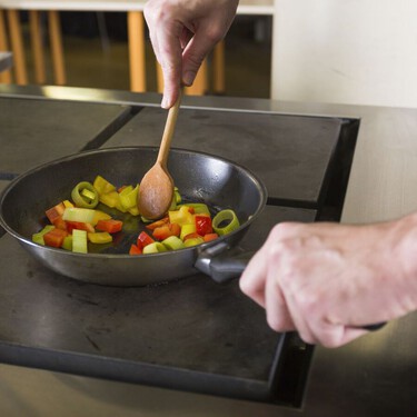 Esto es lo que nunca deberías hacer cuando cocines con sartenes antiadherentes