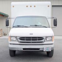 No es el repartidor de Amazon. Este camión camper es una casa de lujo con ruedas que tiene hasta hidromasaje 