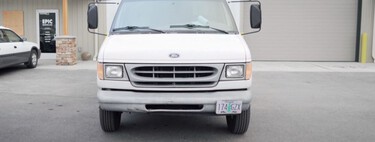 No es el repartidor de Amazon. Este camión camper es una casa de lujo con ruedas que tiene hasta hidromasaje 