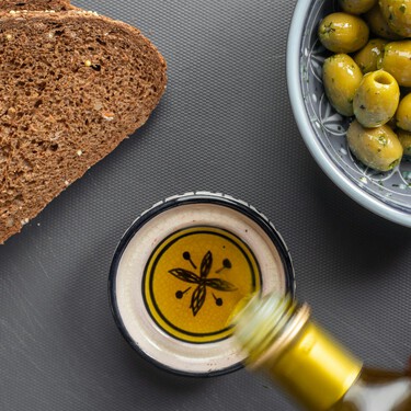 El toque gourmet en nuestras ensaladas lo pone este aceite de oliva con albahaca de El Corte Inglés 