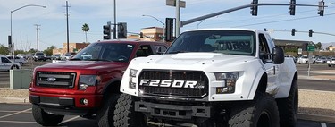 Olvida el Ford F-150 Raptor... porque puedes tener un MegaRaptor