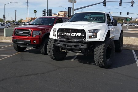 Olvida el Ford F-150 Raptor... porque puedes tener un MegaRaptor