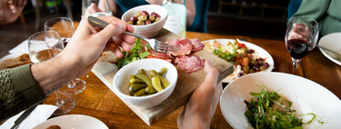 Prohibido compartir: los restaurantes de Austria han empezado a cobrar al cliente por poner platos vacíos de más 