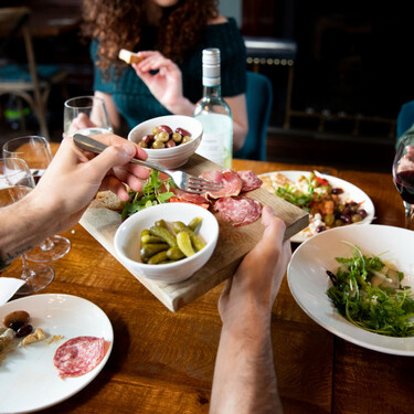 Prohibido compartir: los restaurantes de Austria han empezado a cobrar al cliente por poner platos vacíos de más 