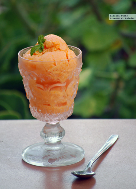 Helado ligero de melocotón y queso fresco. Receta