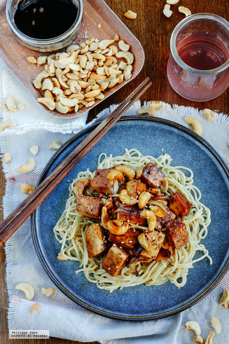 Tofu asado con nueces de la India y salsa de soya dulce. Receta saludable