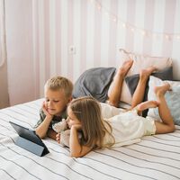 Mi hijo se enfada cada vez que le quito la tablet: por qué ocurre y cómo gestionar este momento