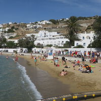 Há tantos turistas na Grécia que o país se deparou com um problema: não tem trabalhadores suficientes para atendê-los. 