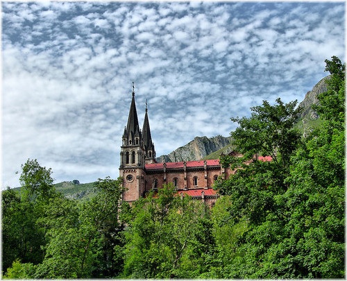Encantos de Asturias: La cueva y la basílica  de Covadonga