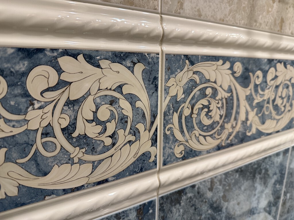 Ni vinagre ni amoniaco: este experto desvela el mejor truco para quitar sin esfuerzo el moho de las juntas entre azulejos