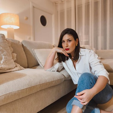 María Fernández, experta en orden y limpieza: “En un salón rectangular, el sofá pegado a la pared quita muchísimo espacio y lo hace más pequeño” 