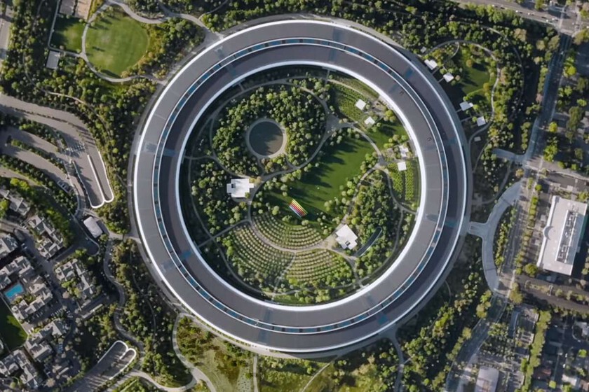 Hay quien se ha decepcionado al ver las mesas de trabajo reales en Apple. Spoiler: son oficinas, no platós de anuncios