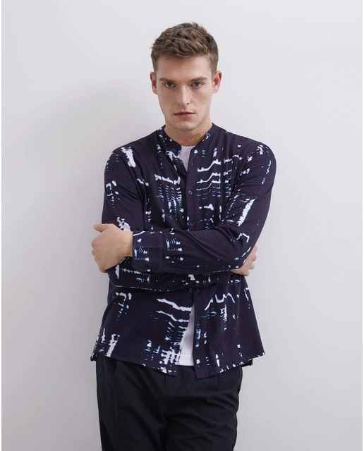 Camisa de hombre regular con estampado tie-dye en azul marino