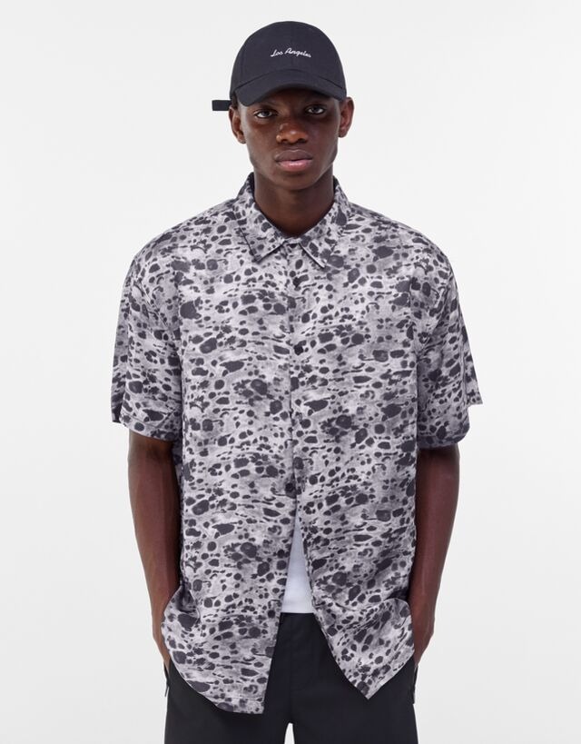 Camisa manga corta con estampado animal print