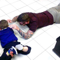 El peluquero que se tumbó en el suelo para cortar el pelo a un niño con autismo que siempre huía de él