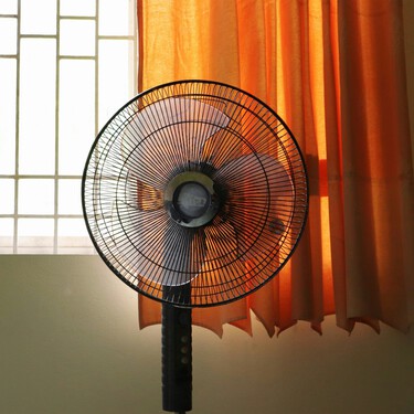 Los expertos se ponen de acuerdo: esto te costará tener el ventilador encendido durante toda la noche