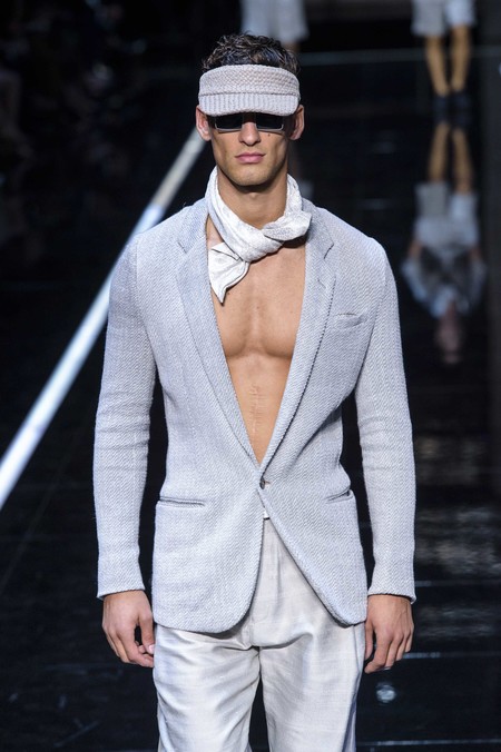 Tu traje y nada más, la camisa queda de lado en el look más fresco y atrevido que llevaremos en primavera