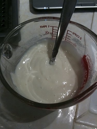 El yogur natural azucarado sin lactosa es un postre delicioso y un aliado en nuestra cocina