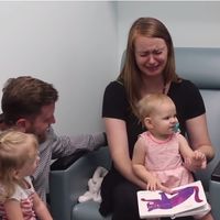 La emotiva reacción de una madre al ver que su hija sorda escucha por primera vez 