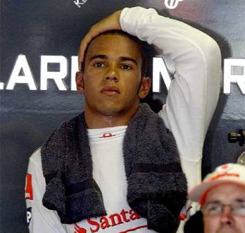 La presión puede con Lewis Hamilton